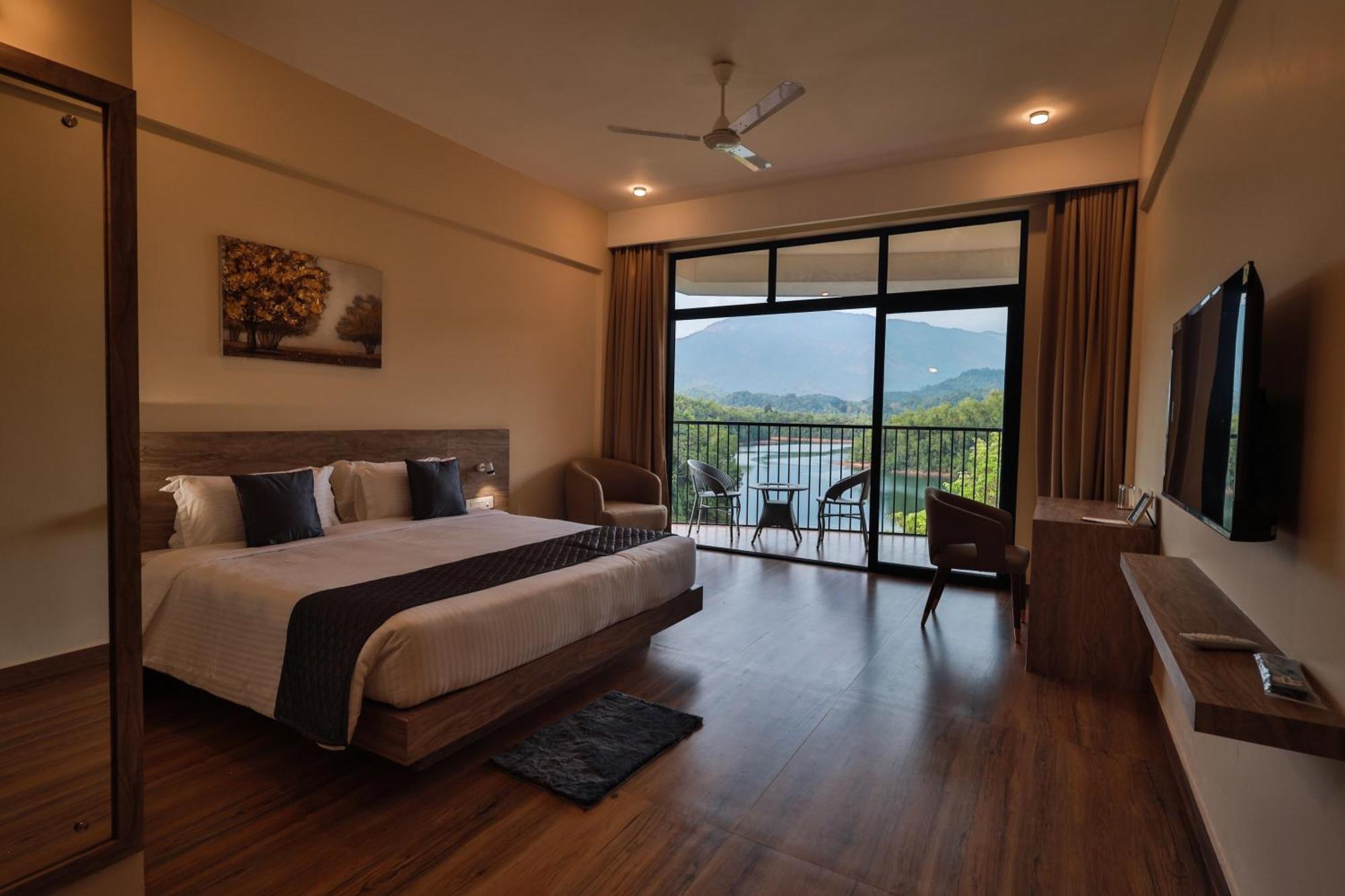Serene Aqua Hills Kozhikode Hotel Mennanyam Bagian luar foto